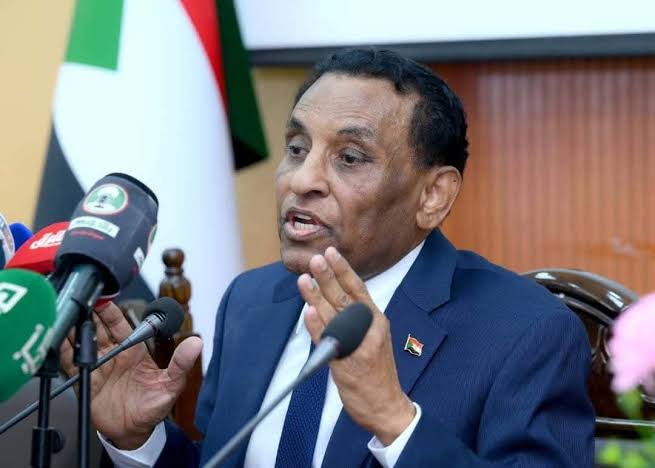 ماذا وراء قرار كامل إدريس بوقف التعيينات والنقل والانتداب في السودان؟